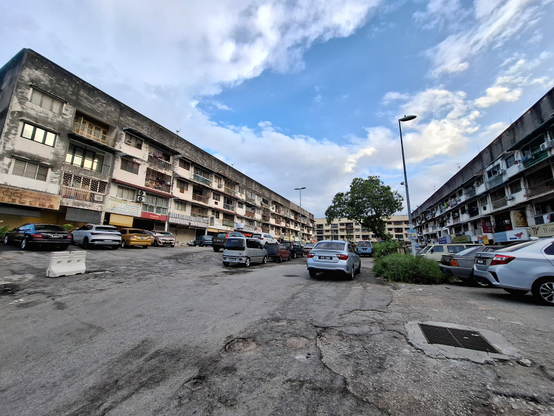 大きな中庭のある年季の入った団地の一階にいろんな店が入っている