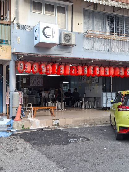 「拉麺」のちょうちんだらけの店先。作りは大衆食堂風で、営業中、前面は屋外に開かれている