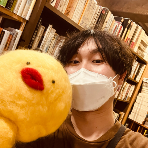 早春書店店内で撮った、左側に温泉マーク、右側にコメカが映った写真。