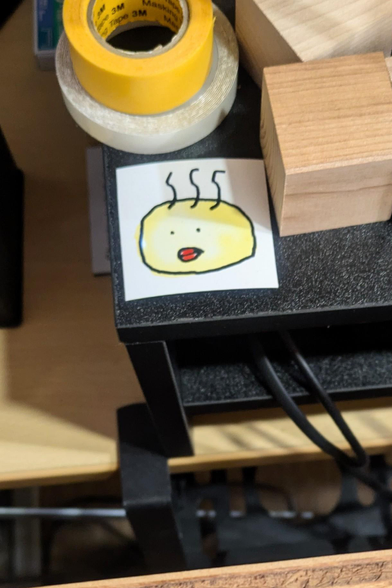 黄色いお饅頭に毛が3本生えたようなキャラクターのステッカー