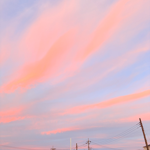 ピンクとブルーの縞のような空