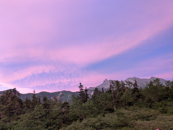 鏡平山荘から見える槍ヶ岳の姿。夕暮れどき。