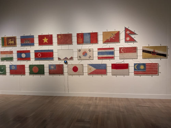 柳幸典の The World Flag Ant Farm。「時代のプリズム」展より。