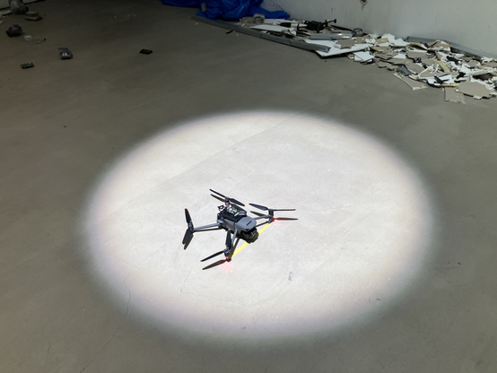 やんツー個展「浮遊する器官」展示風景
床に配置されたドローンにライティングがあたっている