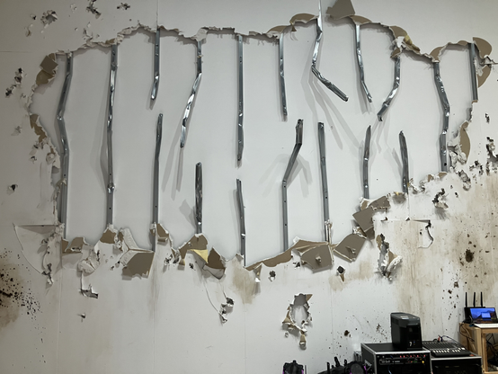 やんツー個展「浮遊する器官」展示風景より、破壊された壁