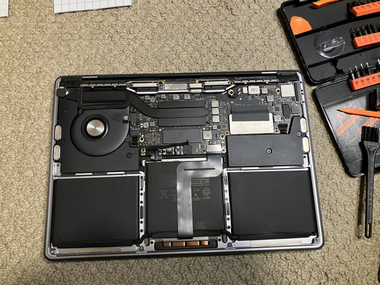 macbook proの裏蓋を外した状態