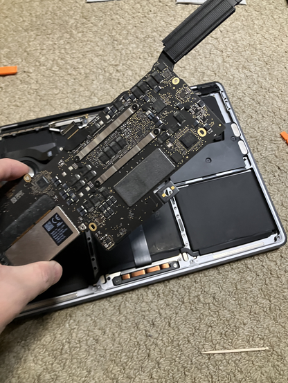 macbook proのボードが外れた状態